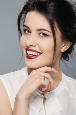 Güzel esmer kadının bir portresi