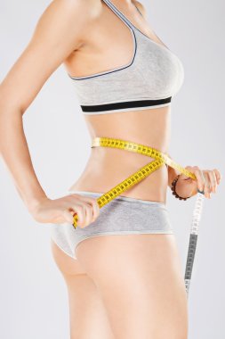 Belüzerinde sarı ölçüm bandı tutma 