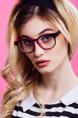 Pembe arka plan güzel kız