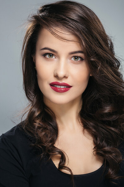 Портрет красивой брюнетки
