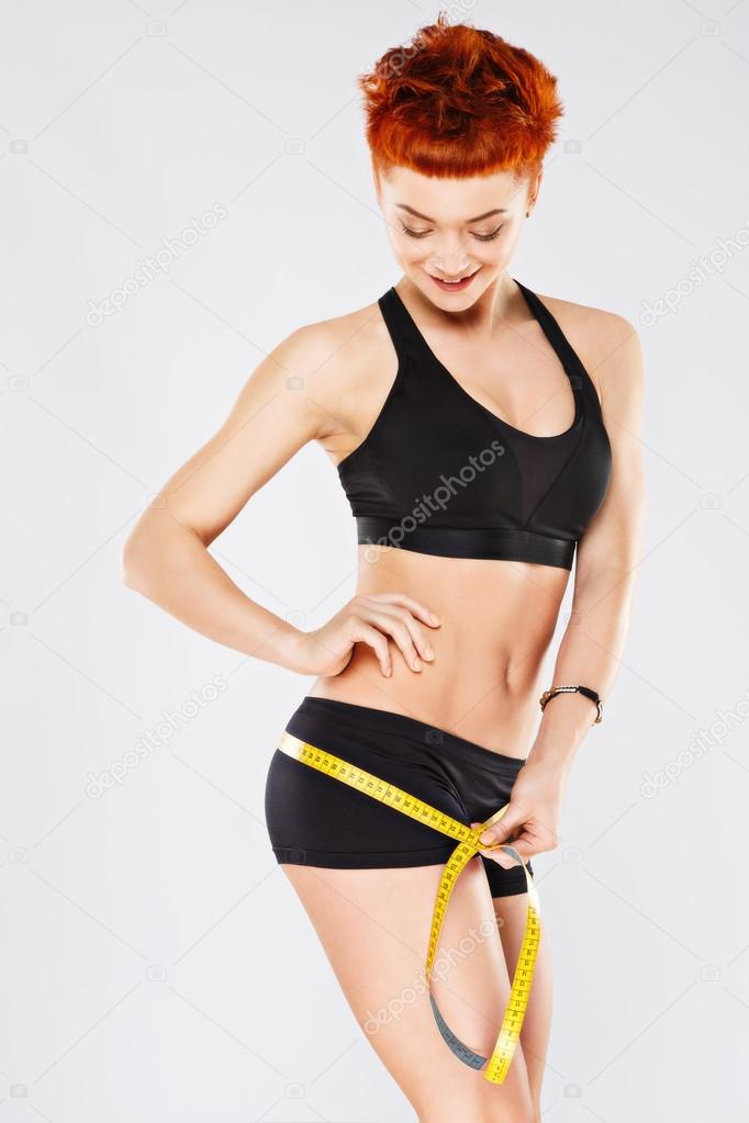 Fit Ragazza In Vaso Nero E Pantaloncini Foto Stock