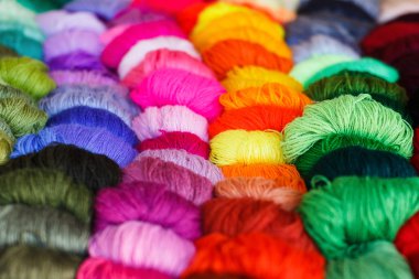 yumuşak renkli yün ile vitrin