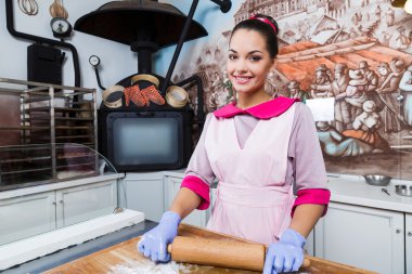 Güzel kız hamur kneads