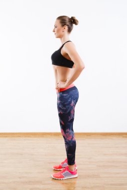 Spor salonunda fiziksel egzersizleri yapıyor güzel uygun kız 