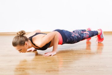 Uygun kız spor salonunda fiziksel egzersizleri yapıyor 