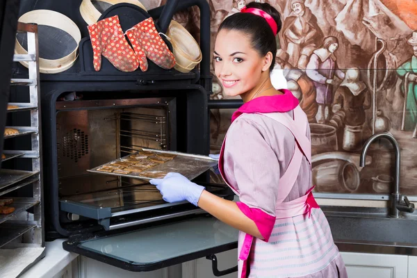 Güzel pudra damlama pan fırına koyar.