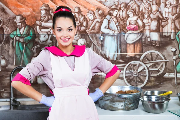 Chica sonriente posando con las manos en la cintura — Foto de Stock