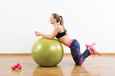 Güzel kız fiziksel egzersizleri yapıyor