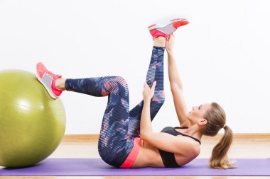 Fiziksel egzersiz yapan tatlı bir kız. 