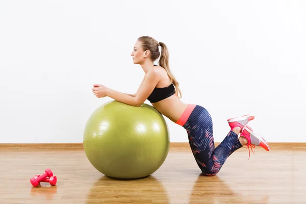 Menina bonita fazendo exercícios físicos — Fotografia de Stock