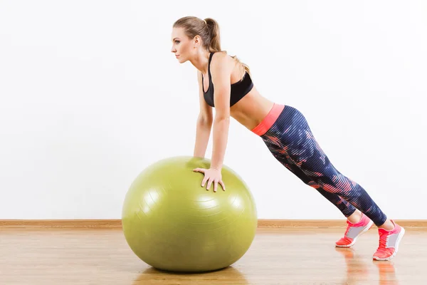 Attractive girl doing physical exercises — Stock Photo, Image