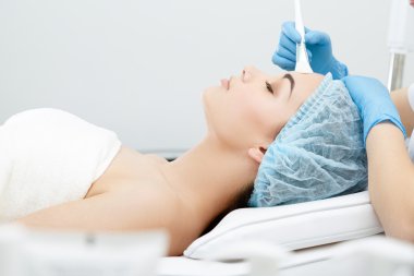 Doktor fırça ile modelin yüzüne dokunmadan