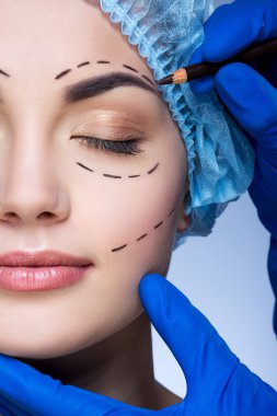 Mavi arka plan güzel hastaya