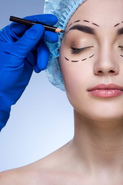 Mavi arka plan güzel hastaya