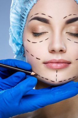 Mavi arka plan güzel hastaya