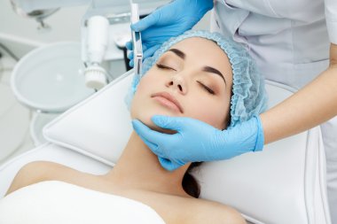 Yüzün ultrasonik temizleme prosedürü