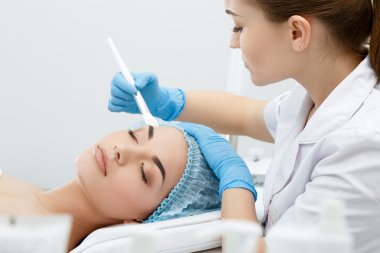 Model kanepede ve doktor yalan