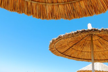 Saman yapılan plaj şemsiyeleri