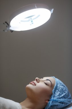 Model lamba altında kanepede yalan