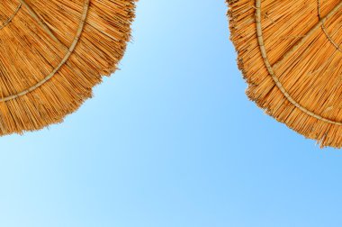 Saman yapılan plaj şemsiyeleri