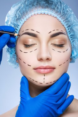 Yüz delikli çizgilerle güzel kız