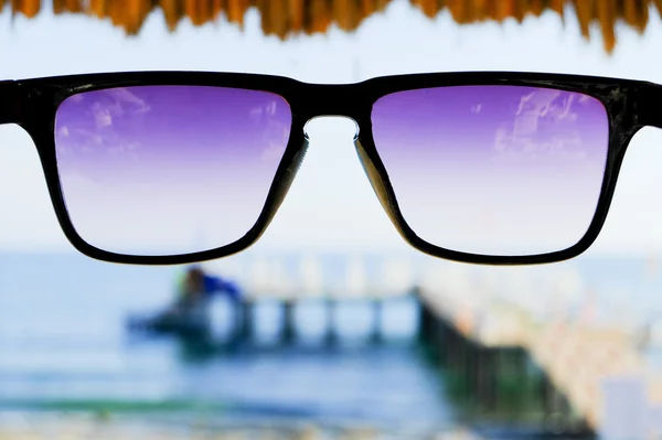 Svarta solglasögon på havet bakgrund — Stockfoto