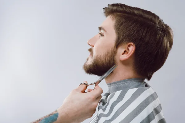Barbeiro fazendo uma forma de barba — Fotografia de Stock