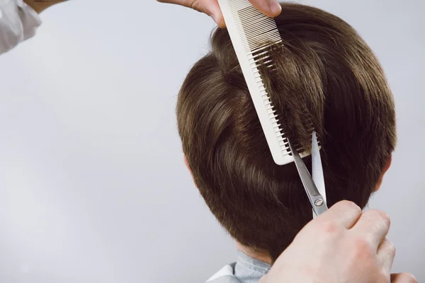 Barbier faire une coupe de cheveux — Photo