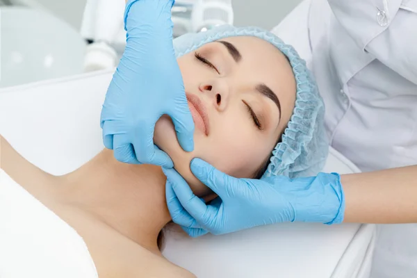 Doktor masážní pacient obličej — Stock fotografie