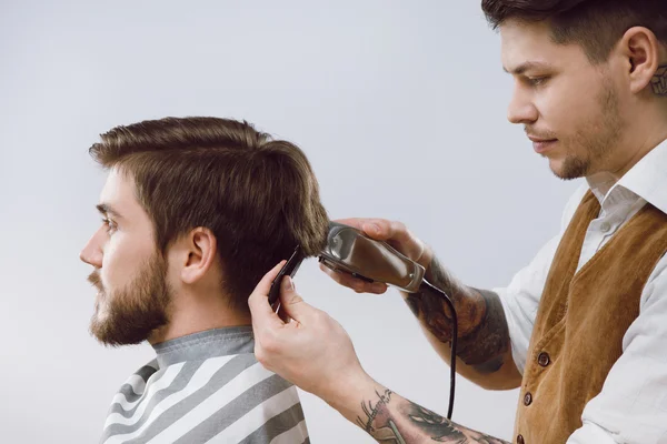 Barbeiro fazendo um corte de cabelo — Fotografia de Stock