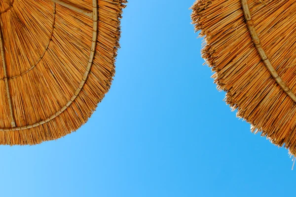 Plážové slunečníky vyrobené ze slámy — Stock fotografie