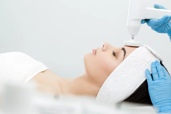 Woman having a procedure of Brushing — 图库照片