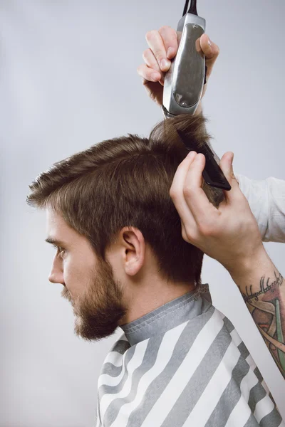 Мужской клиент в парикмахерской — стоковое фото