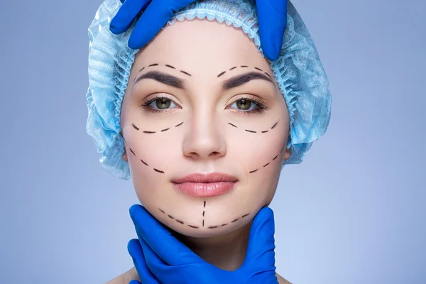 Menina bonita no cirurgião plástico — Fotografia de Stock
