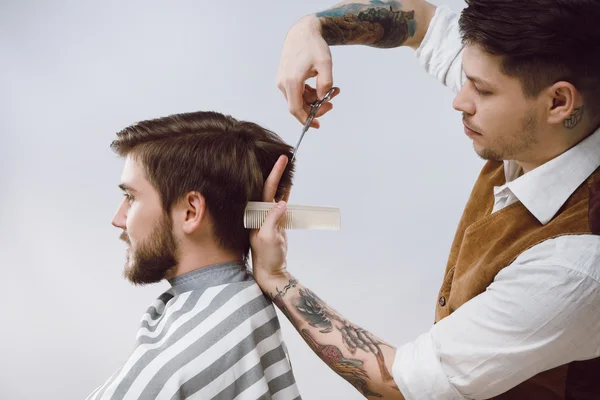 Friseur beim Haarschnitt — Stockfoto