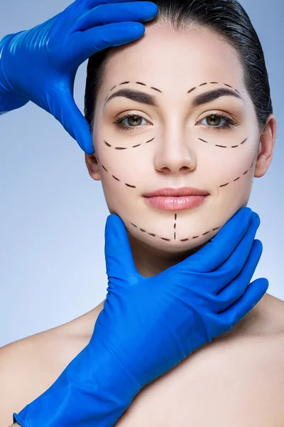 Lignes de perforation sur le visage du patient — Photo