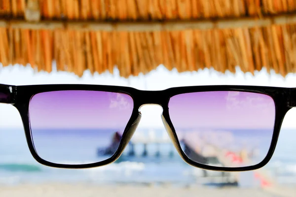 Sluneční brýle na pozadí moře — Stock fotografie