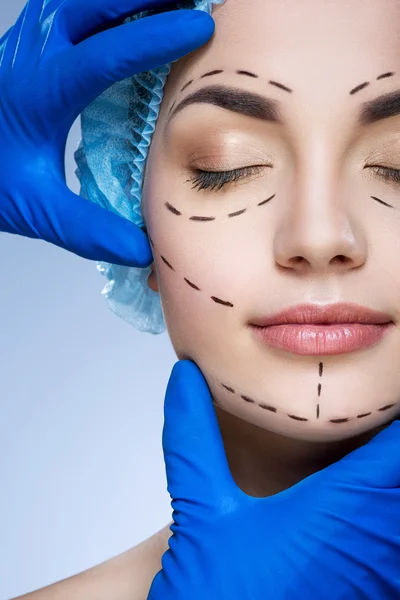 Perforationslinien im Gesicht des Patienten — Stockfoto