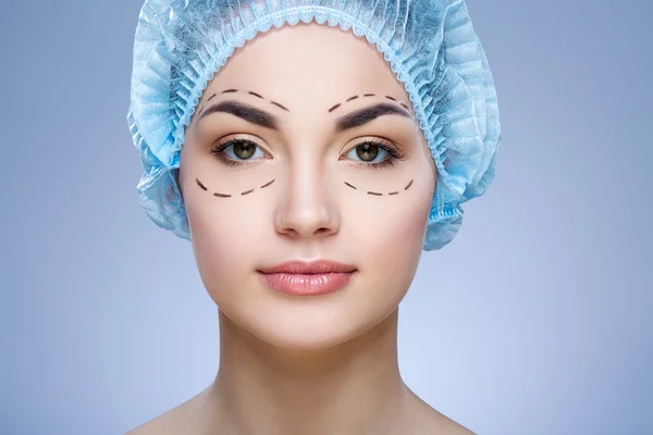 Krásná dívka v plastický chirurg — Stock fotografie