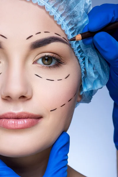 Красивая девушка в пластическом хирурге — стоковое фото