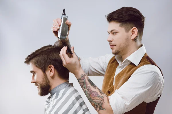 Barbeiro fazendo um corte de cabelo — Fotografia de Stock