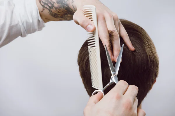 Le mani del barbiere che tagliano i capelli — Foto Stock