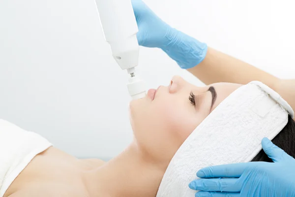 Procedure of Brossage on face — Stock Photo, Image