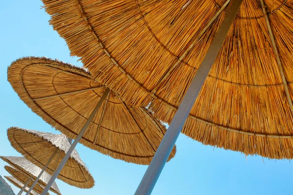 Plážové slunečníky vyrobené ze slámy — Stock fotografie