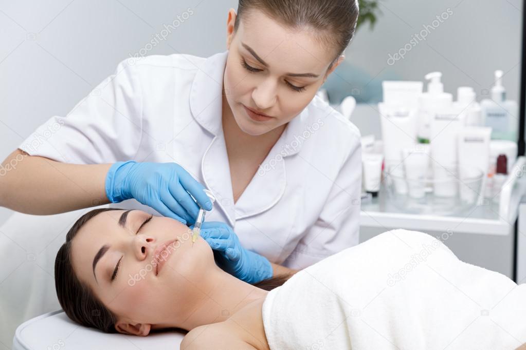 Doctor doing beauty procedure for patient