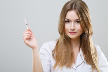 Şırınga ile çekici hemşire