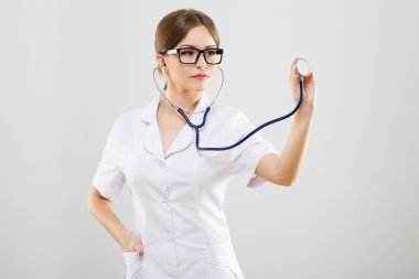 Steteskoplu çekici hemşire