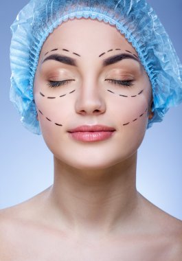 Mavi arka plan güzel hastaya