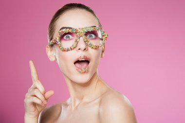 Güzel kız, pembe bir arka plan