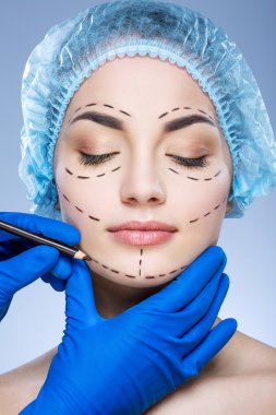 Mavi arka plan güzel hastaya